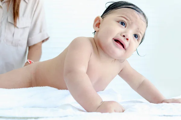 Banyoda Banyo Yaptıktan Sonra Beyaz Havluyla Sürünen Mutlu Bebek Bebek — Stok fotoğraf