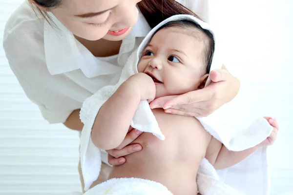 Ευτυχισμένο Νήπιο Βρέφος Μωρό Καλύπτονται Λευκή Πετσέτα Μετά Μπάνιο Στο — Φωτογραφία Αρχείου
