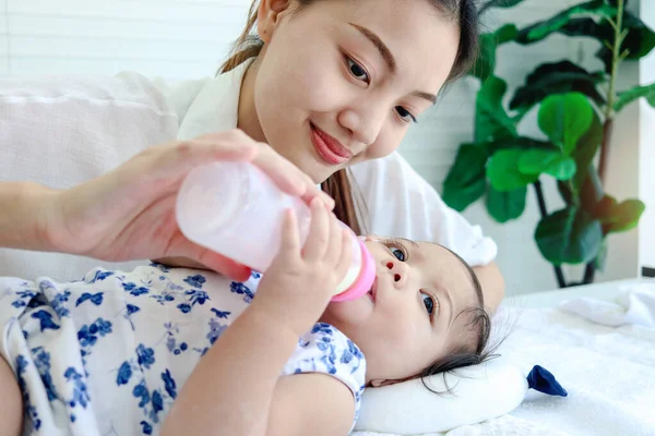 Boldog Csecsemő Csecsemő Csecsemő Gyermek Feküdt Fehér Ágyban Míg Anya — Stock Fotó