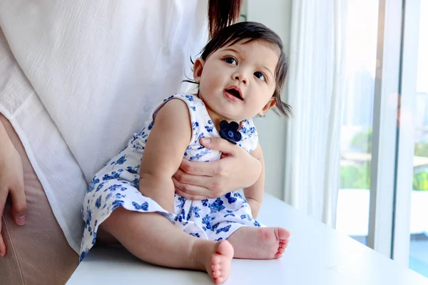 Retrato Feliz Sorrindo Enigma Bebê Sentado Lado Janela Abraço Sua — Fotografia de Stock