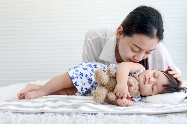 Bonito Enigma Bebê Menina Bebê Dormindo Durante Brinquedo Urso Pelúcia — Fotografia de Stock