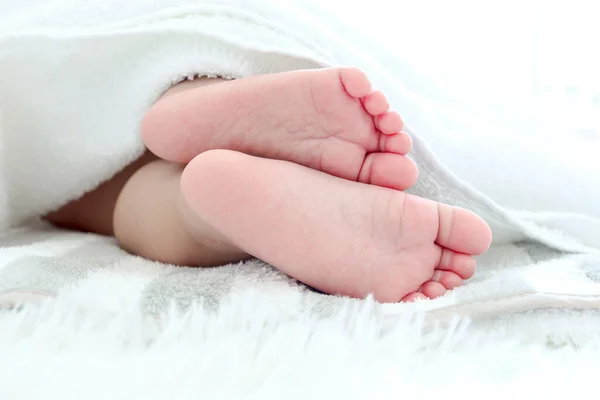 Закрытие Крошечных Босых Милых Ног Новорожденной Девочки Покрывалом Белой Кровати — стоковое фото