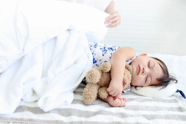 Cute Maluch Dziewczynka Niemowlę Śpiące Białym Łóżku Matka Ręce Obejmujące — Zdjęcie stockowe
