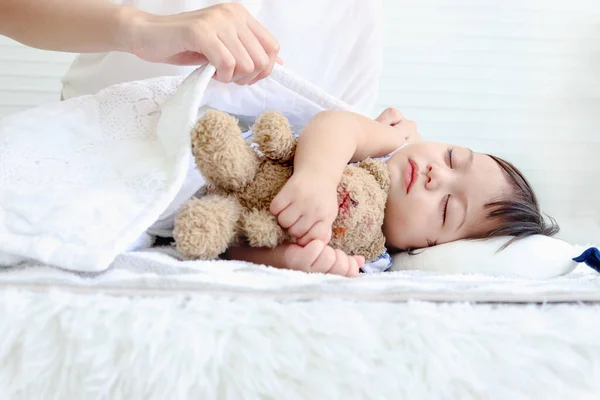 Cute Maluch Dziewczynka Niemowlę Śpiące Białym Łóżku Matka Ręce Obejmujące — Zdjęcie stockowe