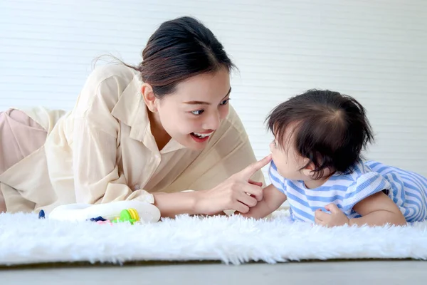 Happy Toddle Baby Kid Mother Sit Fluffy White Rug Floor — Stock Photo, Image