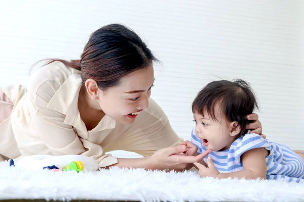 Brinquedo Feliz Bebê Criança Mãe Sentar Chão Tapete Branco Fofo — Fotografia de Stock