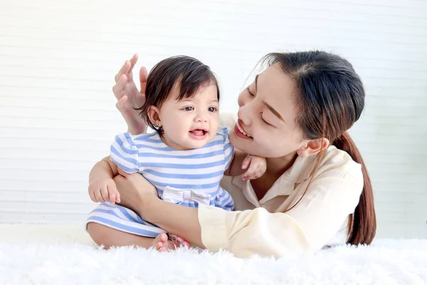 Brinquedo Feliz Bebê Criança Mãe Sentar Chão Tapete Branco Fofo — Fotografia de Stock