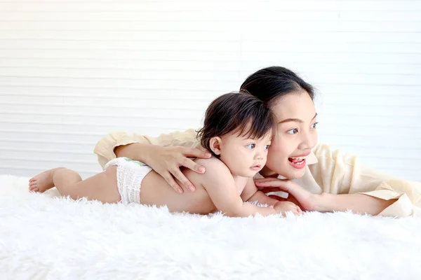 Retrato Bebê Toddle Feliz Deitado Tapete Branco Fofo Com Mãe — Fotografia de Stock