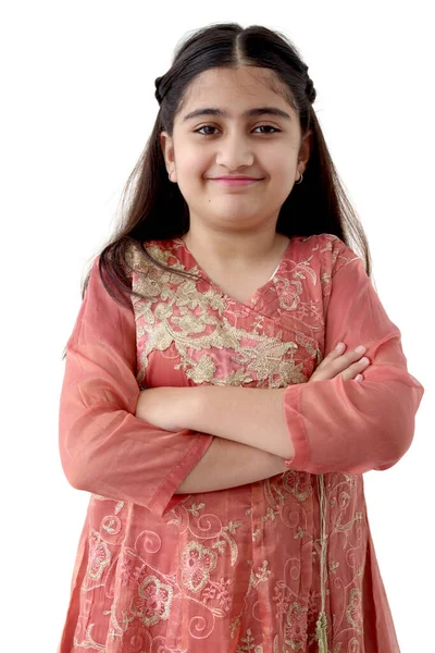 身穿传统服装 留着一头长长的长发 一双美丽的眼睛 手挽手站在白色背景上的可爱而快乐的印度女孩的画像 亚洲女孩 — 图库照片