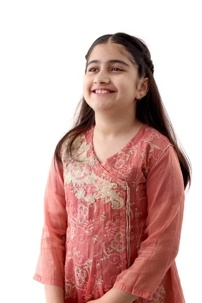 かわいい幸せな笑顔の肖像長い髪と美しい目を持つインドの女の子の子供伝統的なドレスの衣装を着て 白い背景に孤立立って アジアの女性の子供の側面図 — ストック写真