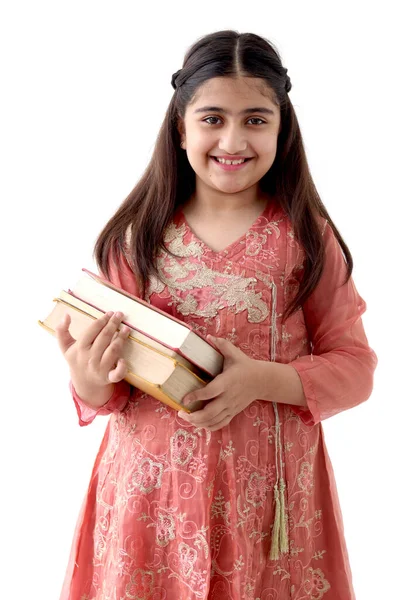 穿着传统服装 拿着白色背景的书 有着一头长长的长发和一双美丽的眼睛的快乐微笑的印度女学生的画像 亚洲女孩的教育 — 图库照片