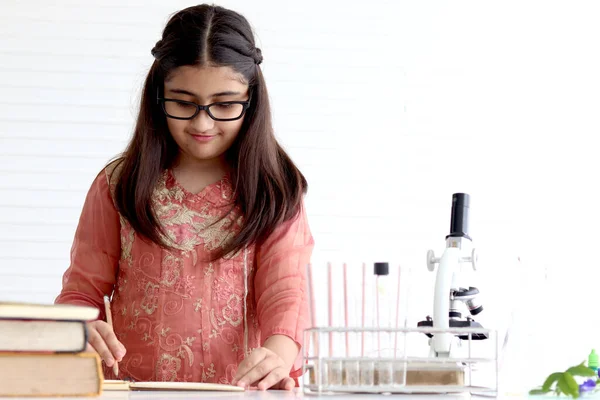 Schattig Indiaas Schoolmeisje India Traditionele Jurk Kostuum Doen Wetenschap Experimenten — Stockfoto