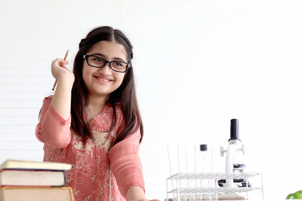 教室で生物学と化学を学ぶ顕微鏡や実験装置を持つ若い科学者の子供実験室で科学実験を行うインドの伝統的なドレスの衣装でかわいいインドの女の子 — ストック写真