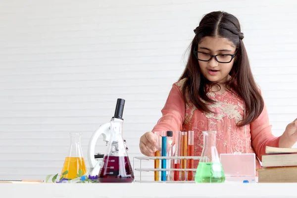 Дівчинка Індійської Школи Традиційного Вбрання Проводить Наукові Експерименти Лабораторії Молодий — стокове фото