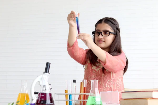 Schattig Indiaas Schoolmeisje India Traditionele Jurk Kostuum Doen Wetenschap Experimenten — Stockfoto
