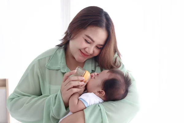 Sobrepeso Mãe Alimenta Bebê Recém Nascido Menino Seu Braço Criança — Fotografia de Stock