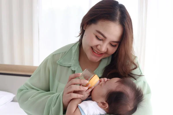Túlsúlyos Anya Táplálja Csecsemő Újszülött Kisfiú Karjában Kisgyerek Iszik Tejet — Stock Fotó