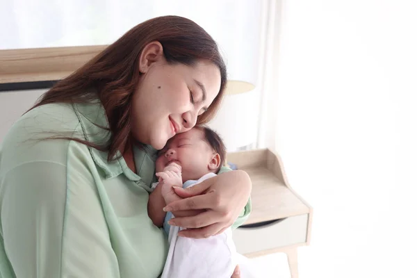 Μητέρα Αγκαλιάζει Νεογέννητο Αγοράκι Στο Χέρι Της Αγάπη Στο Λευκό — Φωτογραφία Αρχείου
