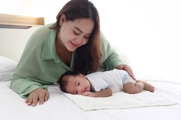 Matka Delikatnie Dotykając Noworodka Chłopiec Łóżku Białej Sypialni Piękny Mama — Zdjęcie stockowe