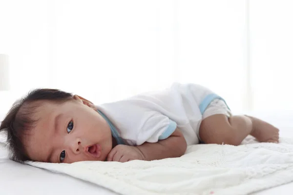 Cute Szczęśliwy Noworodek Chłopiec Leżący Białym Łóżku Sypialni Piękne Dziecko — Zdjęcie stockowe