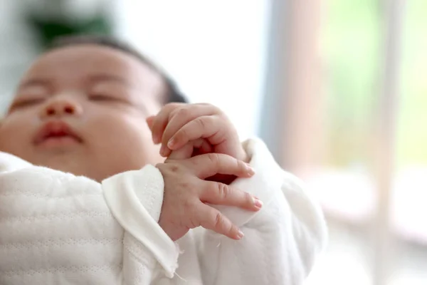 Las Manos Lindo Bebé Recién Nacido Durmiendo Brazos Madre Dormitorio — Foto de Stock