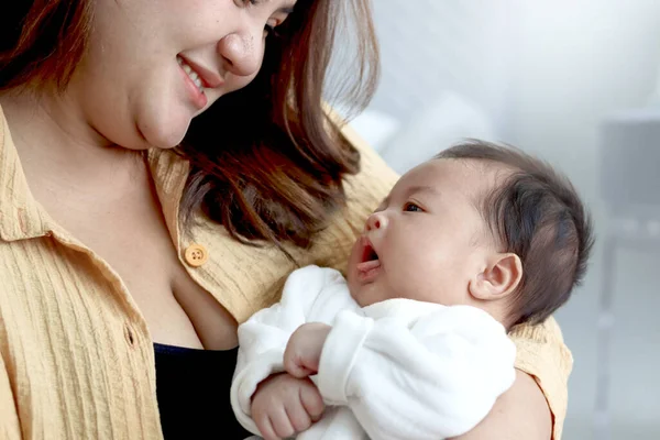 Madre Sostiene Bebé Recién Nacido Brazo Juega Con Cama Dormitorio —  Fotos de Stock