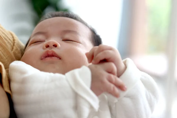 Niedliches Neugeborenes Schläft Den Armen Der Mutter Schlafzimmer Baby Junge — Stockfoto