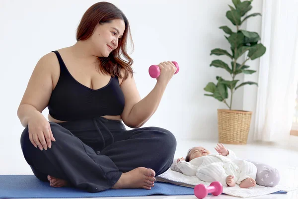 Plump Mutter Macht Übungen Während Online Anleitung Auf Laptop Übergewichtige — Stockfoto