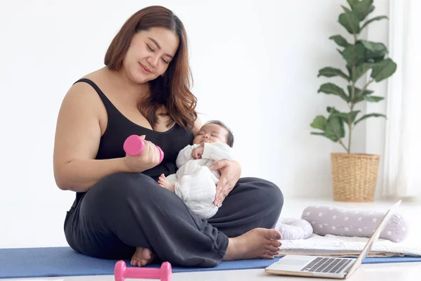 Plump Mutter Macht Übungen Während Online Anleitung Auf Laptop Übergewichtige — Stockfoto