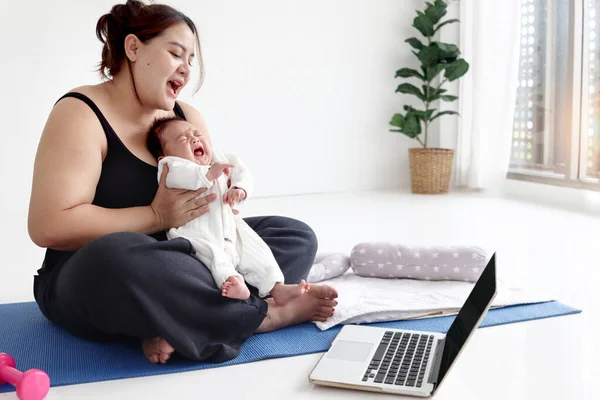 Plump Anya Csinál Gyakorlatokat Miközben Néz Online Bemutató Laptopon Túlsúlyos — Stock Fotó