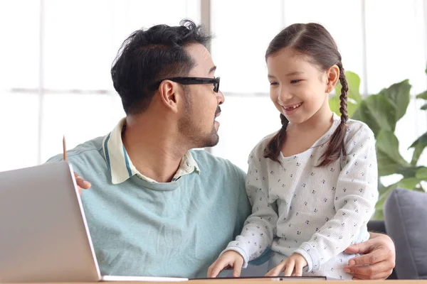 爸爸教可爱的女儿做作业 在家里用笔记本电脑进行电子学习 快乐的爸爸和孩子在一起学习和上网 — 图库照片