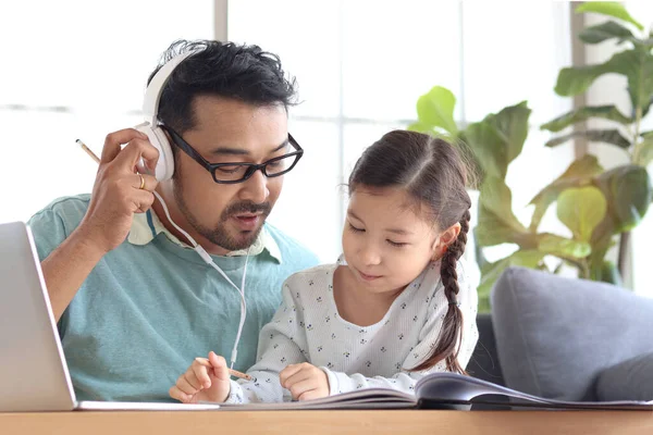 爸爸教可爱的女儿做作业 在家里用笔记本电脑进行电子学习 快乐的爸爸和孩子在一起学习和上网 — 图库照片