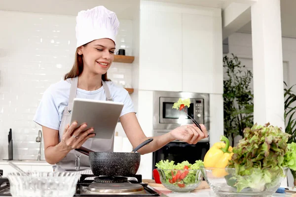 Felice Giovane Bella Donna Che Indossa Grembiule Cappello Chef Cucina — Foto Stock