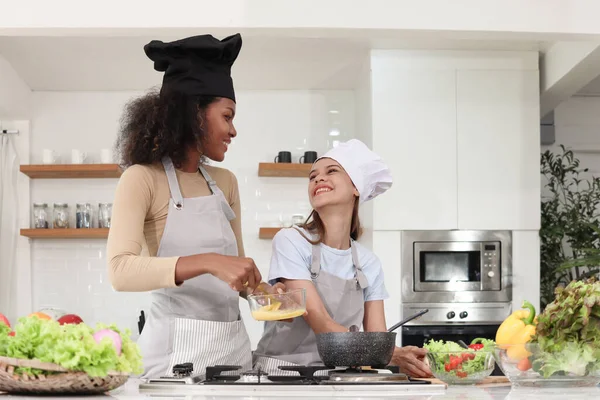 Felice Omosessuale Lesbica Coppia Lgbt Indossare Grembiule Cappello Chef Cucinare — Foto Stock
