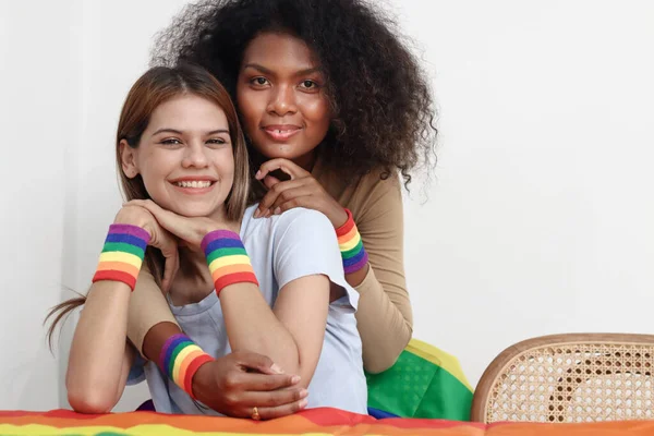 Szczęśliwy Uśmiechnięty Homoseksualny Lesbijki Para Tęczowa Flaga Bransoletka Przytula Się — Zdjęcie stockowe