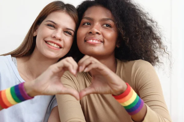 Szczęśliwy Uśmiechnięty Homoseksualny Lesbijki Para Tęczowa Flaga Bransoletka Serce Znak — Zdjęcie stockowe