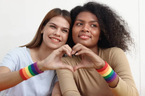 Feliz Sorrindo Homossexual Lésbicas Casal Com Arco Íris Bandeira Pulseira — Fotografia de Stock