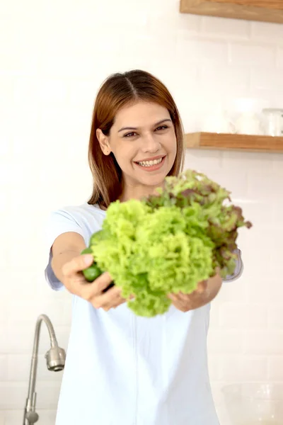 Szczęśliwy Uśmiechnięta Piękna Kobieta Gospodarstwa Zielone Warzywa Daje Kamery Zdrowa — Zdjęcie stockowe