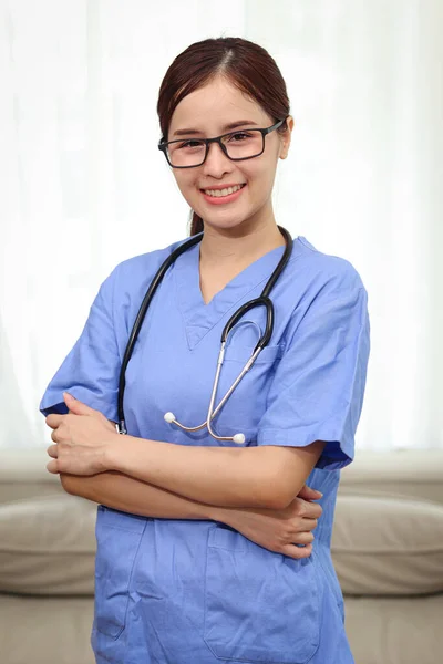 Retrato Hermosa Mujer Asiática Feliz Médico Con Estetoscopio Abrigo Azul — Foto de Stock