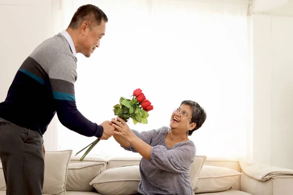 Romantique Homme Âgé Donne Bouquet Fleurs Rose Femme Tout Étant — Photo