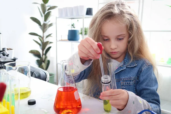 Primary School Girl Long Blonde Hair Doing Chemistry Science Experiment — Stock Photo, Image
