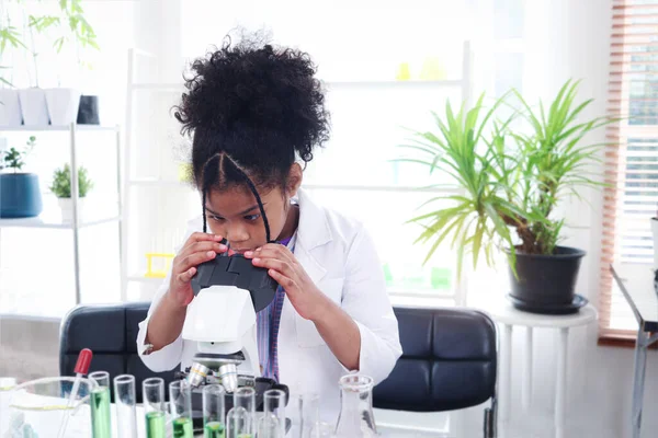 Basisschool Afrikaanse Krullend Haar Meisje Kijkt Onder Microscoop Doet Wetenschappelijk — Stockfoto