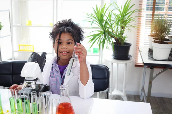 Basisschool Afrikaanse Krullend Haar Meisje Doet Chemie Wetenschap Experiment Laboratorium — Stockfoto