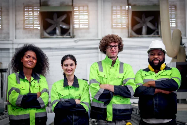 在Cnc木工木工家具厂 由4名身穿安全背心 手挽手站在一起的工业女工组成的多族裔群体 工作场所的团队精神多样性 — 图库照片