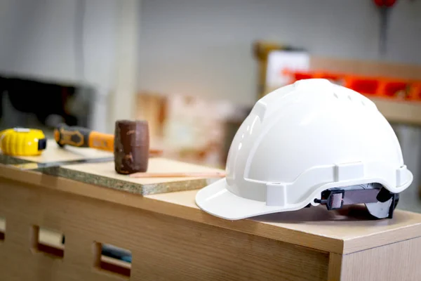 木工工場 職場で多くの大工ツールを持つ個人用保護具 Ppe Cnc木工家具工場の機器で木製のテーブルの上に白いアンチノック安全ヘルメット — ストック写真