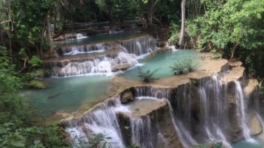 Huai Mae Khamin Şelalesi yaz mevsiminde, katarakt yeşil yağmur ormanlarına düşer, Kanchanaburi 'nin tropikal ormanlarındaki büyük doğal su kaynakları, Tayland.