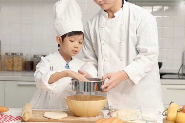 Счастливые Азиатский Сын Отец Форме Шеф Повара Шляпой Приготовления Пищи — стоковое фото