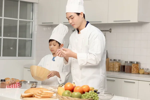 Szczęśliwy Azjatycki Syn Ojciec Mundurze Kucharza Gotowania Kapelusz Posiłek Razem — Zdjęcie stockowe