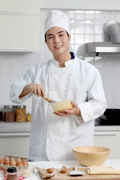 Szczęśliwy Uśmiechnięty Azjata Białym Mundurze Szefa Kuchni Kapeluszem Mieszając Mieszając — Zdjęcie stockowe