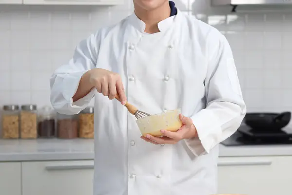 Szczęśliwy Uśmiechnięty Azjata Białym Mundurze Szefa Kuchni Kapeluszem Mieszając Mieszając — Zdjęcie stockowe